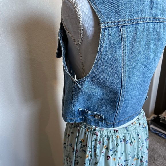 Beautiful Jean vest jacket with matching color collar to skirt set - Picture 4 of 7